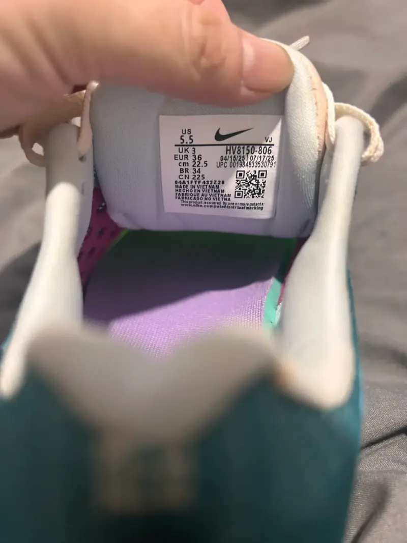 Zapatillas deportivas Nike verdes con detalles amarillos - 2
