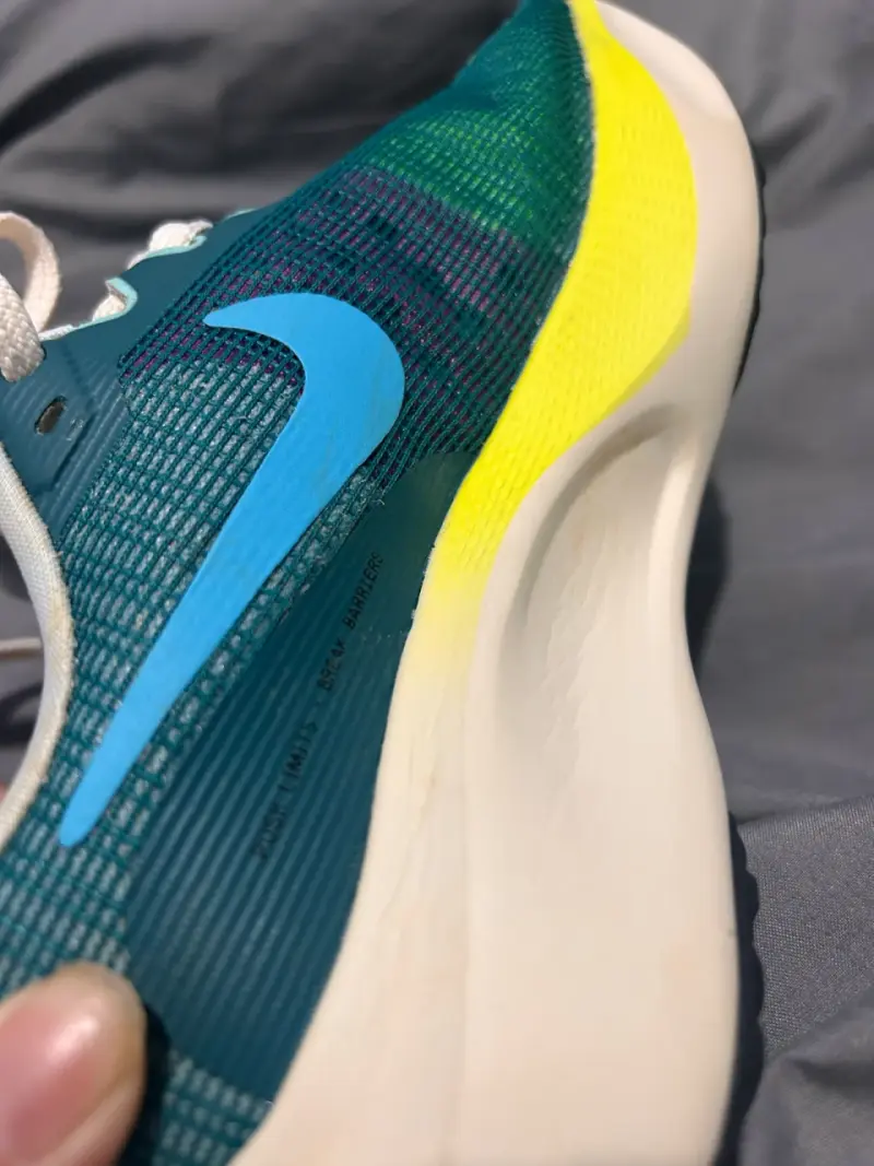 Zapatillas deportivas Nike verdes con detalles amarillos - 3