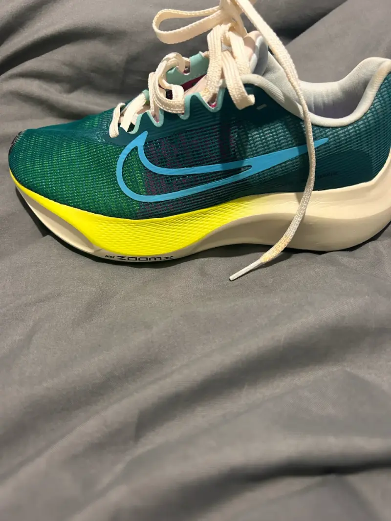 Zapatillas deportivas Nike verdes con detalles amarillos - 4