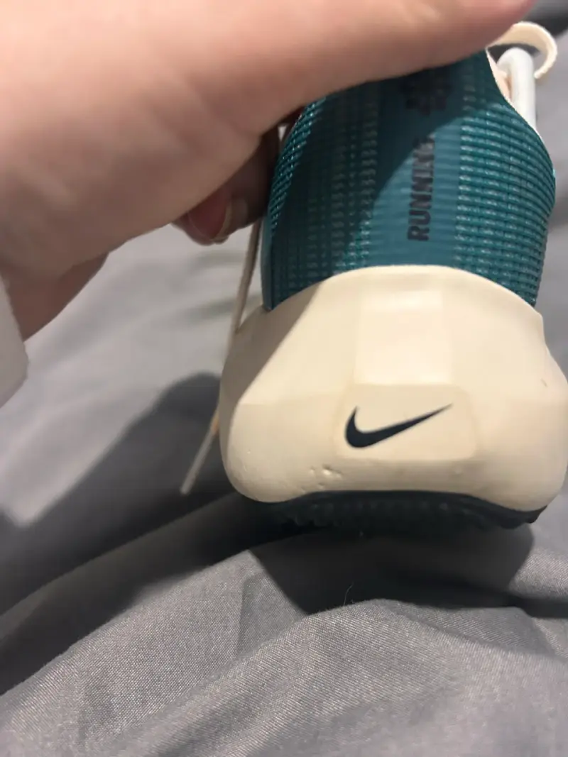 Zapatillas deportivas Nike verdes con detalles amarillos - 5