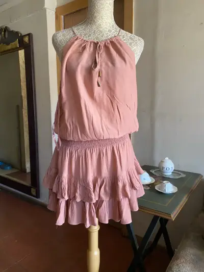 Vestido corto rosa con volantes - miniatura 1