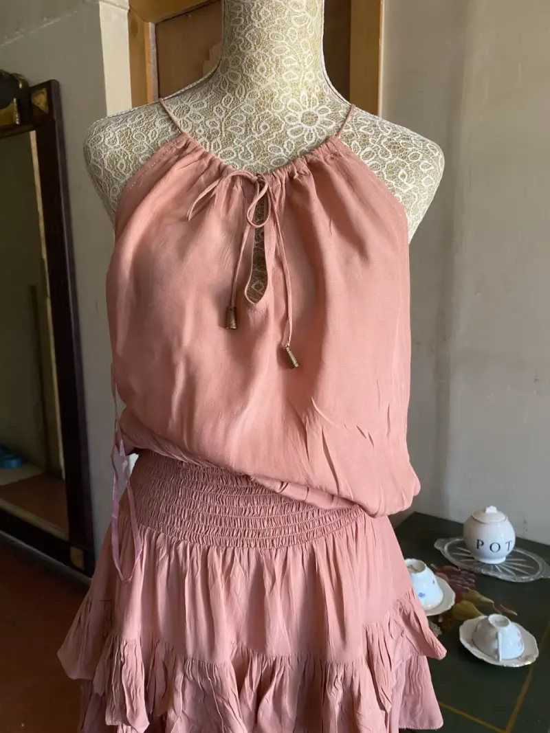 Vestido corto rosa con volantes - 2