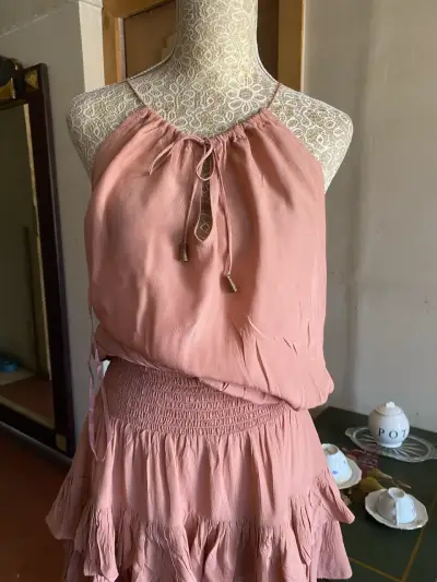 Vestido corto rosa con volantes - miniatura 2