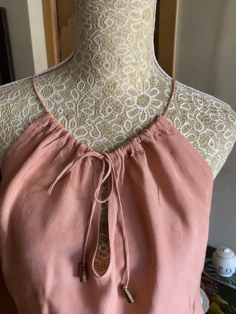 Vestido corto rosa con volantes - 3