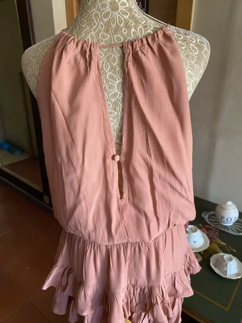 Vestido corto rosa con volantes - 4