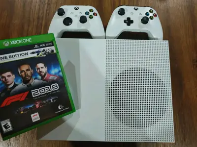 Consola Xbox One S con dos controles y juego F1 2018 - miniatura 1