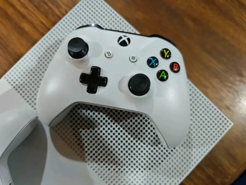 Consola Xbox One S con dos controles y juego F1 2018 - 2