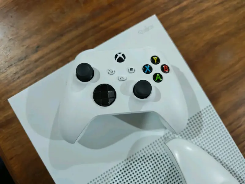 Consola Xbox One S con dos controles y juego F1 2018 - 3