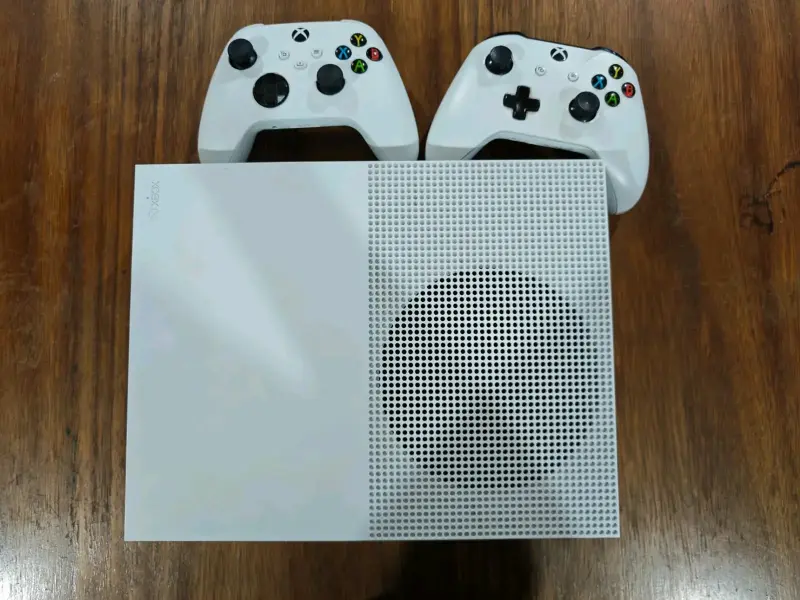 Consola Xbox One S con dos controles y juego F1 2018 - 4