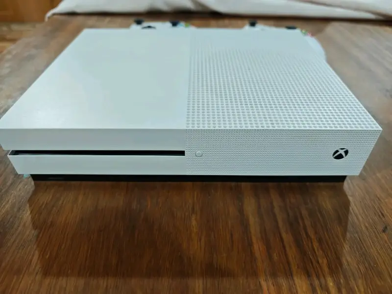 Consola Xbox One S con dos controles y juego F1 2018 - 5