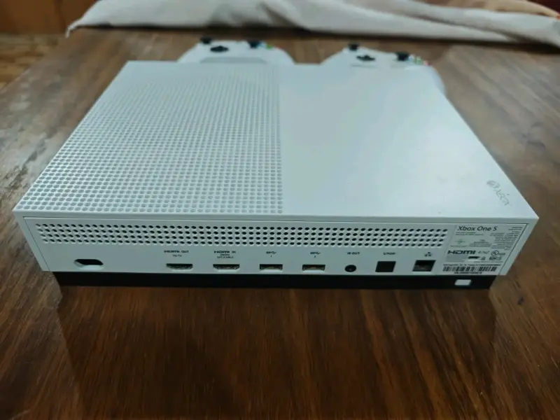 Consola Xbox One S con dos controles y juego F1 2018 - 6