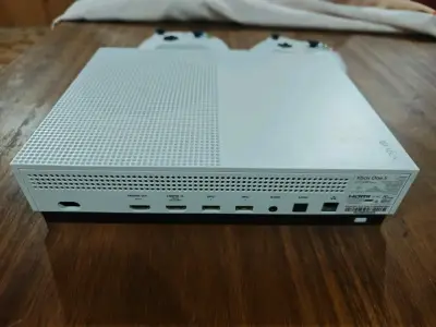Consola Xbox One S con dos controles y juego F1 2018 - miniatura 6