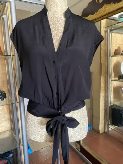 Blusa negra sin mangas con lazo - miniatura 1