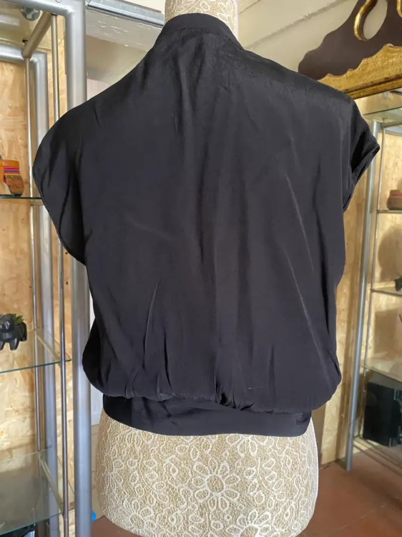 Blusa negra sin mangas con lazo - 2