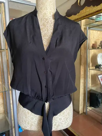 Blusa negra sin mangas con lazo - miniatura 3