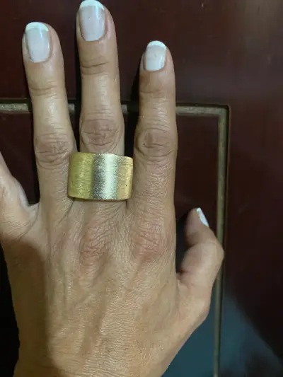 Anillo ancho de oro estilo minimalista - miniatura 1