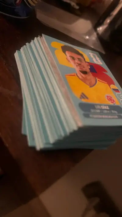 Lote 100 láminas sin repetir incluye escudos - miniatura 2