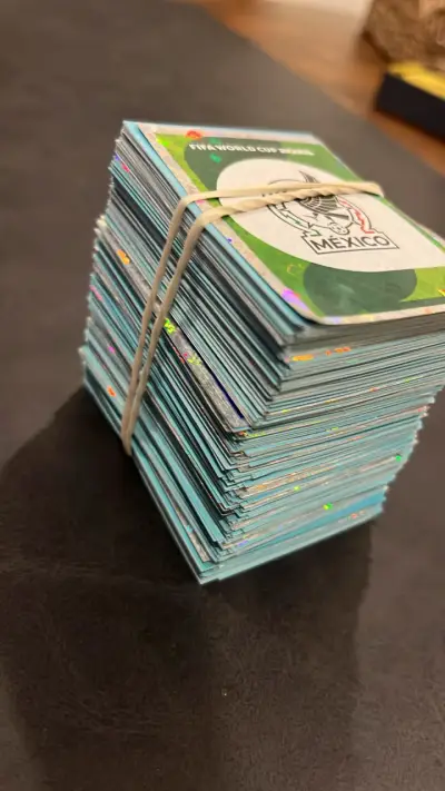 Lote 100 láminas sin repetir incluye escudos - miniatura 3