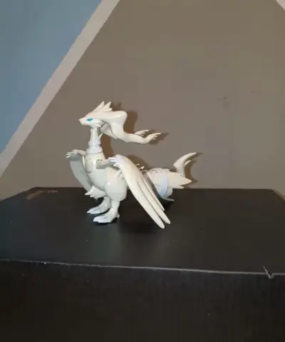 Figura de colección Reshiram Pokémon con base - miniatura 1