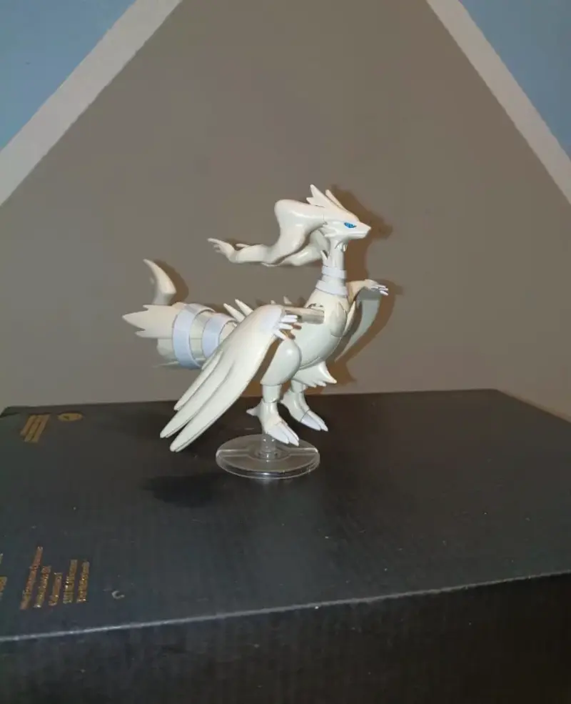 Figura de colección Reshiram Pokémon con base - 2
