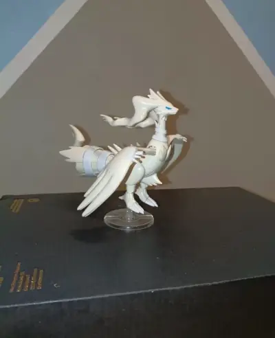 Figura de colección Reshiram Pokémon con base - miniatura 2