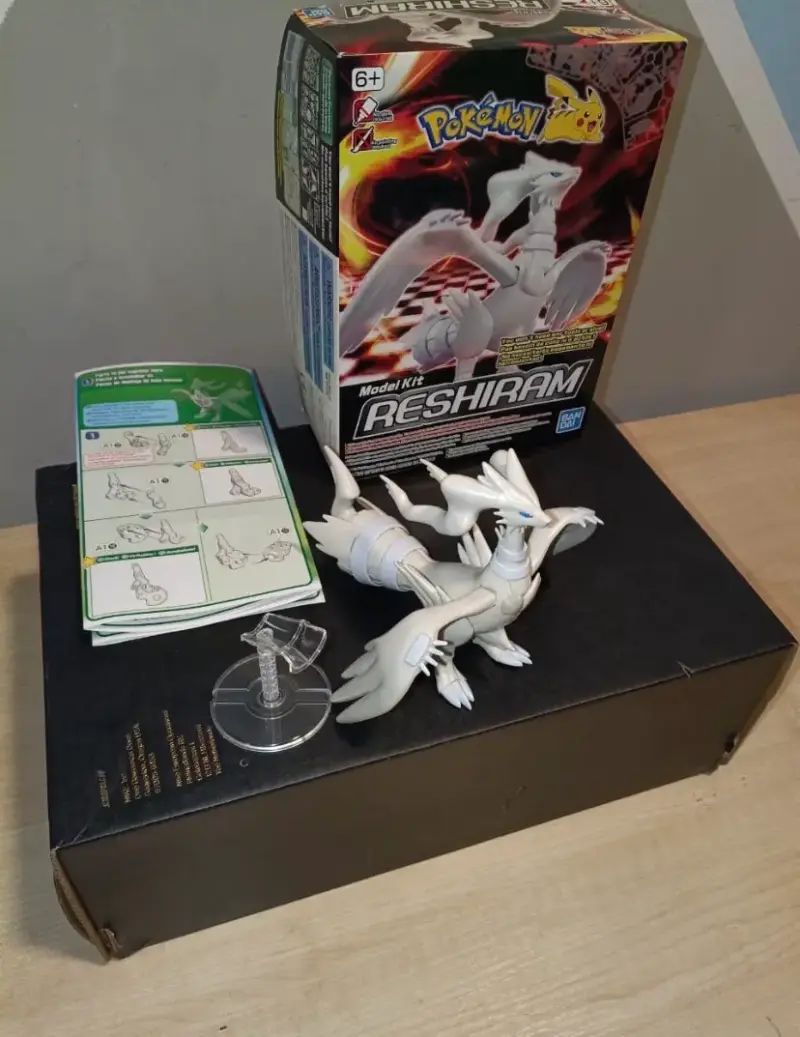 Figura de colección Reshiram Pokémon con base - 3
