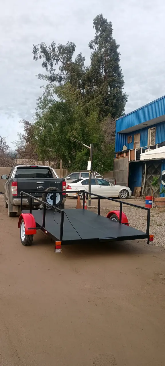 Carro de comida rápida con toldos rojos - 3