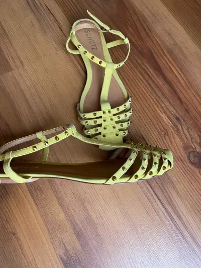 Sandalias verde pistacho con tachas Schutz - miniatura 1