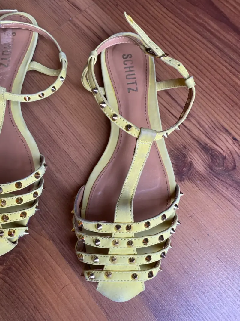 Sandalias verde pistacho con tachas Schutz - 2