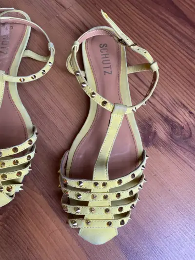 Sandalias verde pistacho con tachas Schutz - miniatura 2