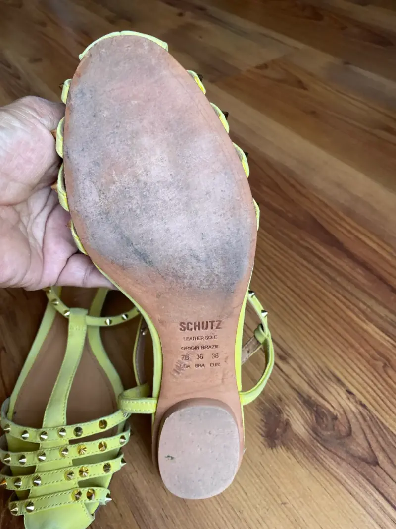 Sandalias verde pistacho con tachas Schutz - 3