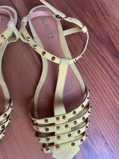 Sandalias verde pistacho con tachas Schutz - miniatura 4