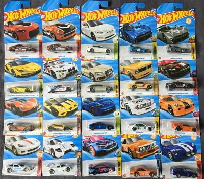 Colección de autos Hot Wheels variados - miniatura 1