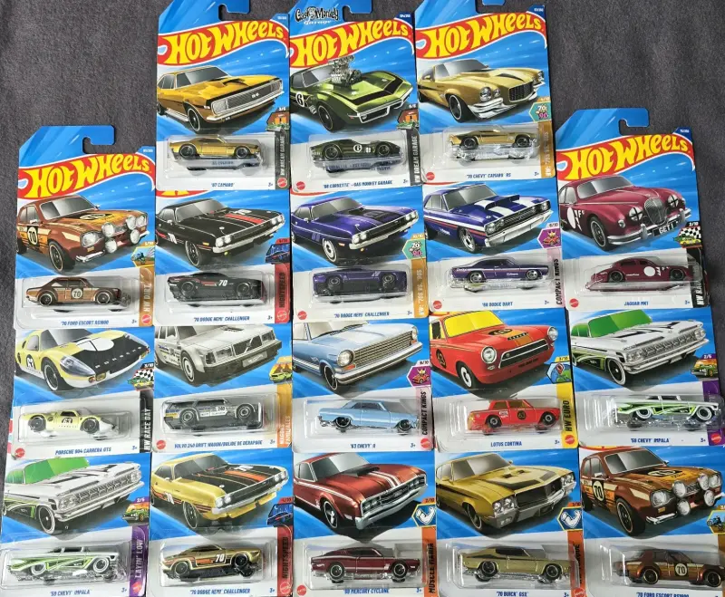 Colección de autos Hot Wheels variados - 3