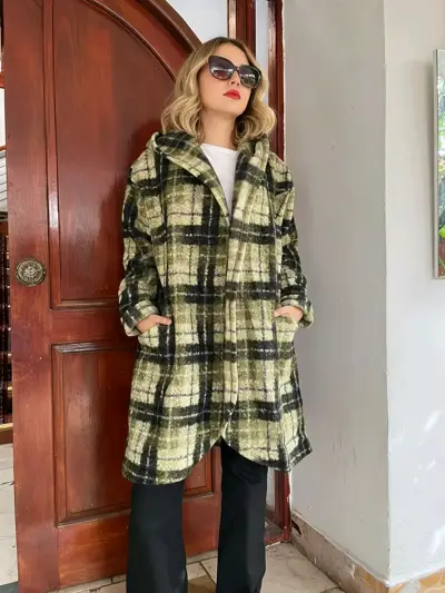 Abrigo de lana a cuadros con capucha para mujer - miniatura 2