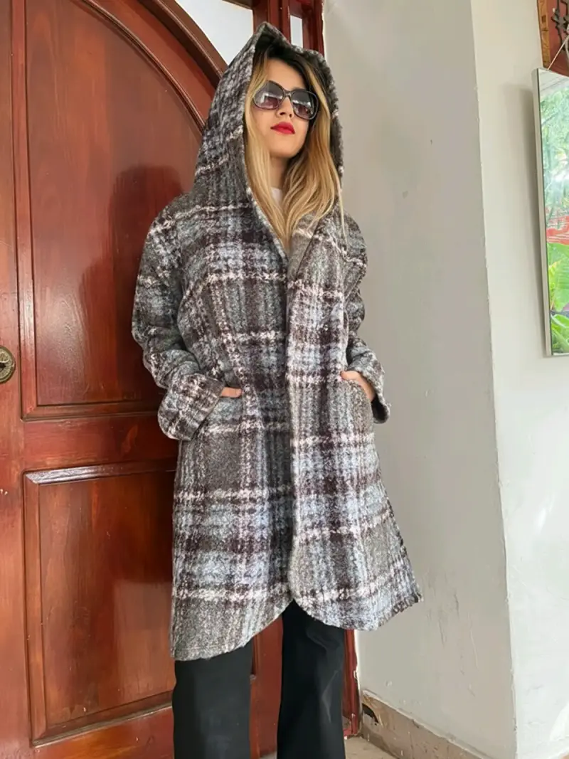 Abrigo de lana a cuadros con capucha para mujer - 4