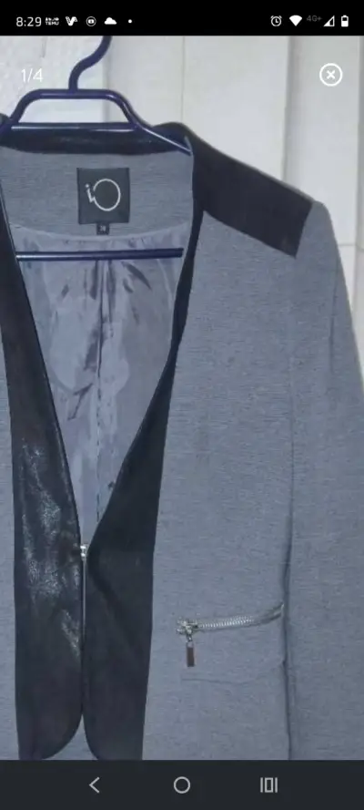 Blazer gris con detalles negros para mujer - miniatura 8