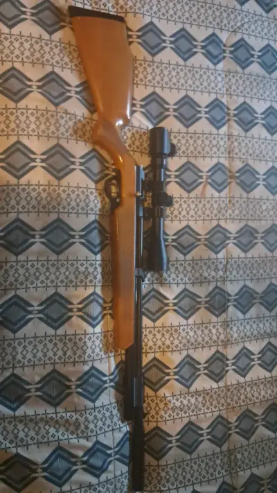Rifle de aire comprimido con mira telescópica - miniatura 1