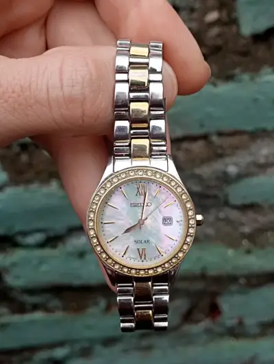 Reloj Seiko Solar para Mujer con Bisel de Cristales - miniatura 1