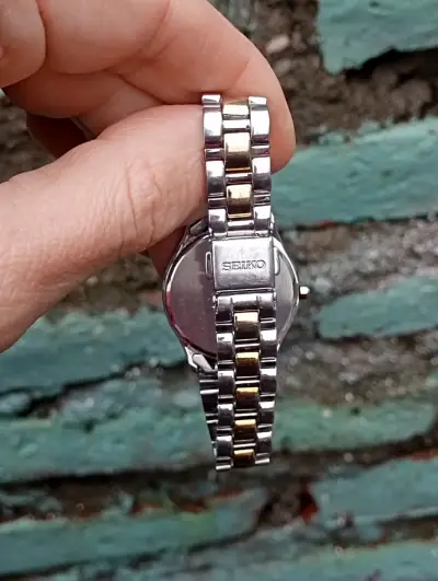 Reloj Seiko Solar para Mujer con Bisel de Cristales - miniatura 3