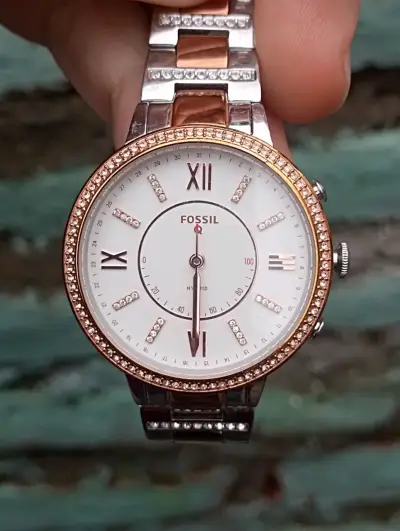 Reloj Fossil híbrido con detalles en oro rosa - miniatura 1