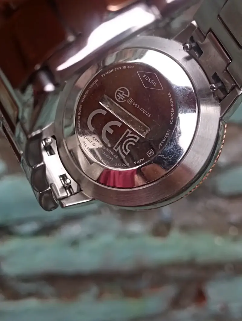 Reloj Fossil híbrido con detalles en oro rosa - 2
