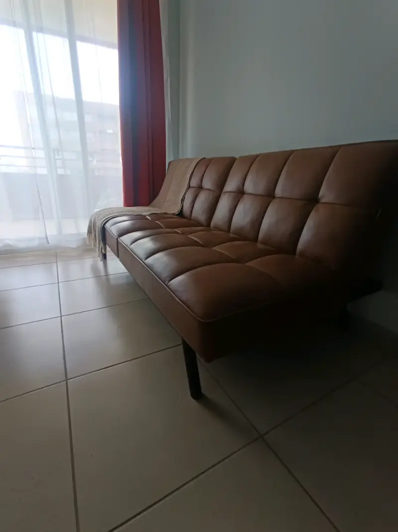 Sofá cama de cuero marrón moderno - 1