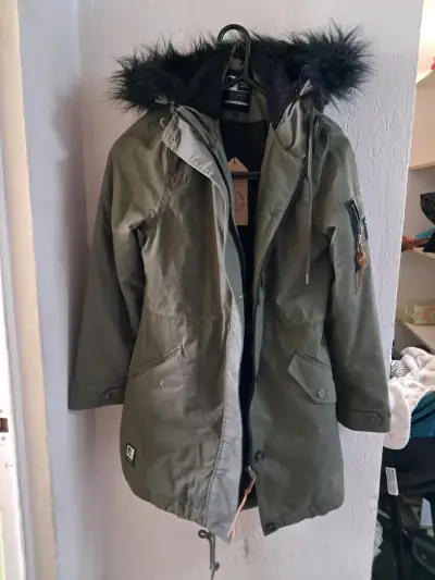 Parka verde con capucha de piel sintética - miniatura 1
