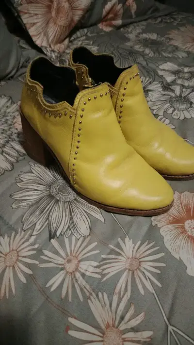 Botines amarillos de cuero con tachas - miniatura 1