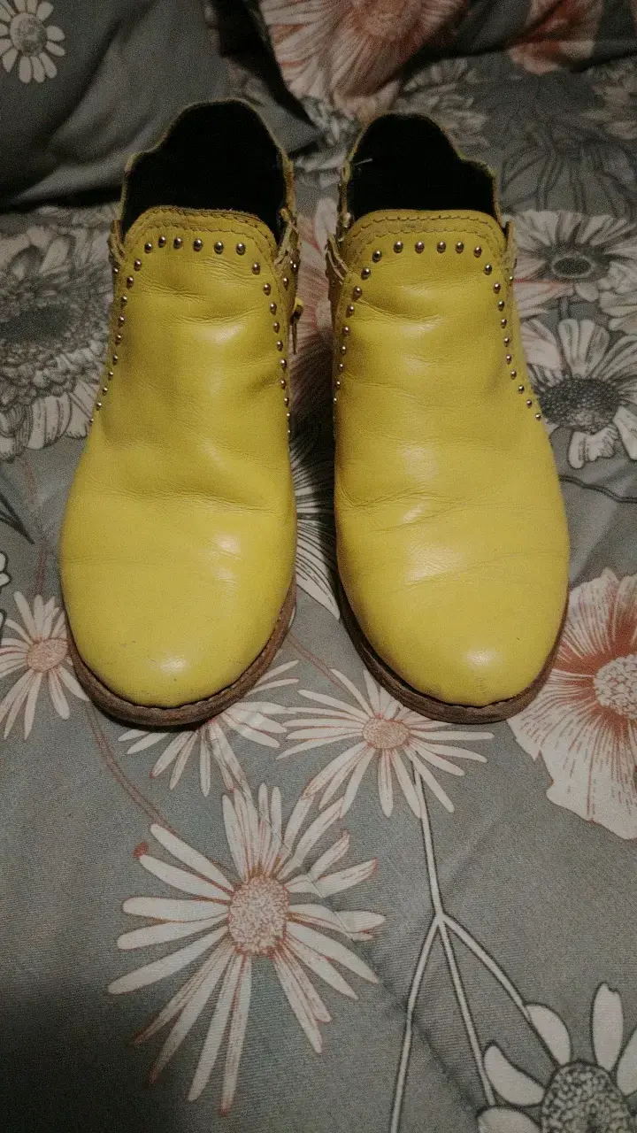 Botines amarillos de cuero con tachas - 2