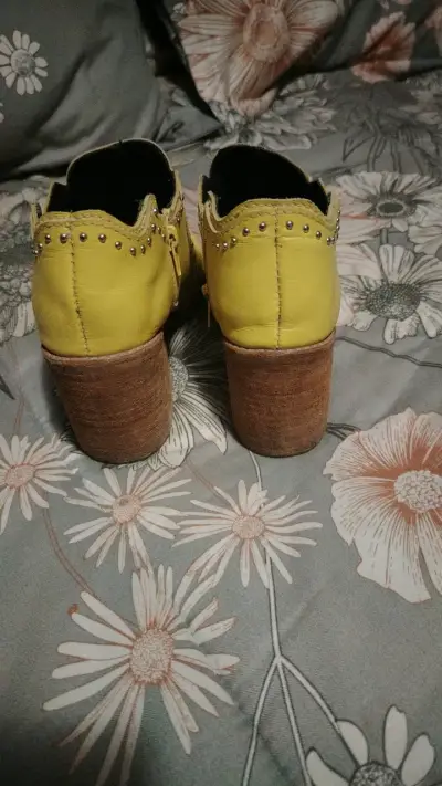 Botines amarillos de cuero con tachas - miniatura 3