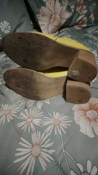 Botines amarillos de cuero con tachas - miniatura 4