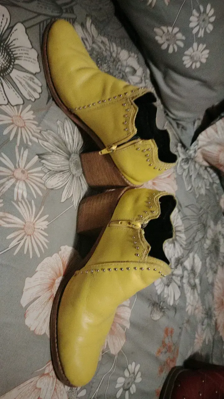 Botines amarillos de cuero con tachas - 5
