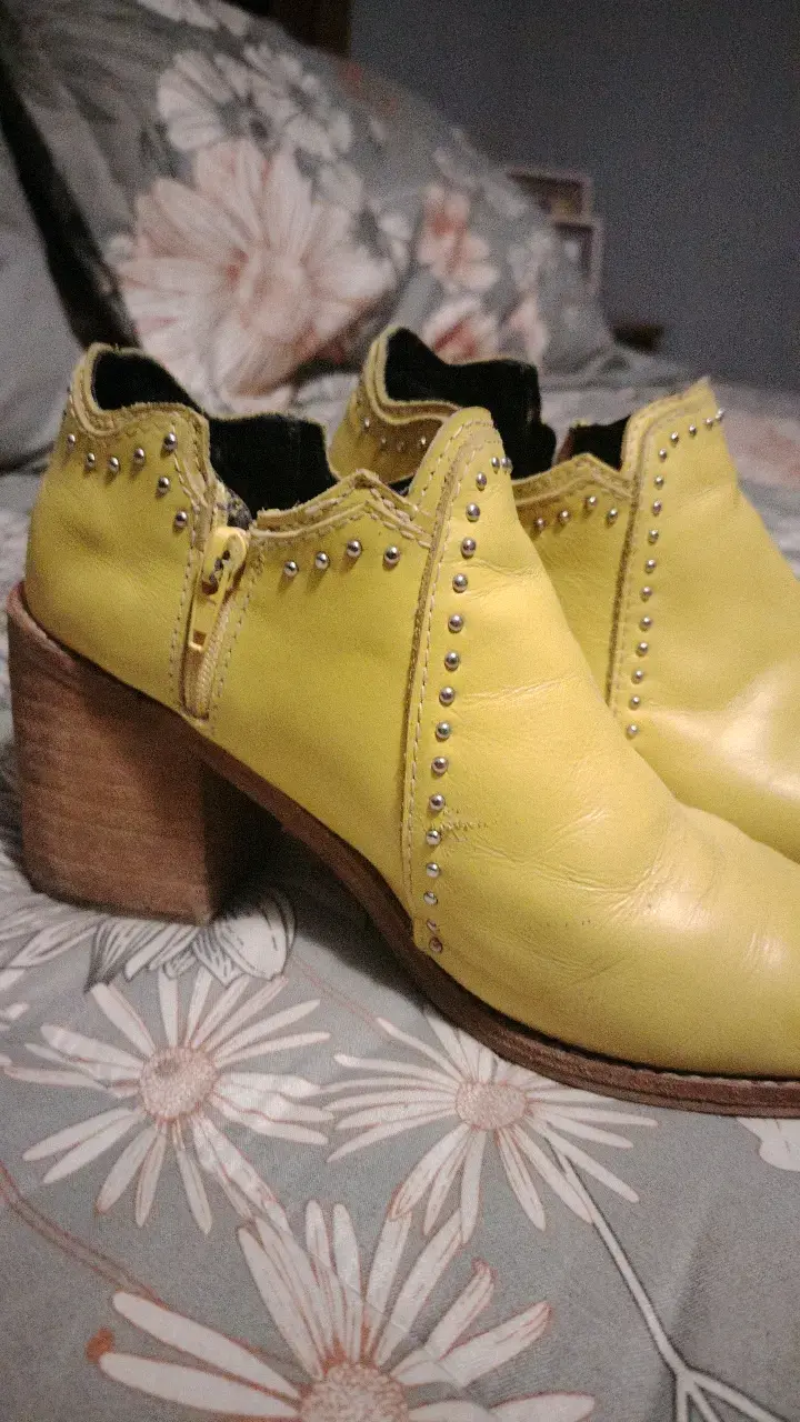 Botines amarillos de cuero con tachas - 6